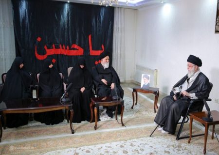 حضور رهبر انقلاب در منزل رئیس‌ جمهور شهید