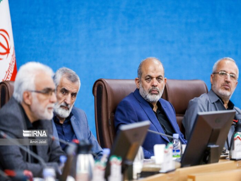 استانداران تکمیل پروژه‌ها و خدمت‌رسانی به مردم را ادامه دهند