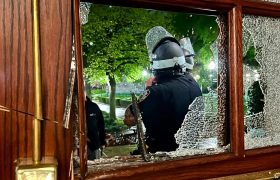 پلیس نیویورک با کلاه ضد شورش وارد دانشگاه کلمبیا شد و ۱۰۰ نفر را دستگیر کرد
