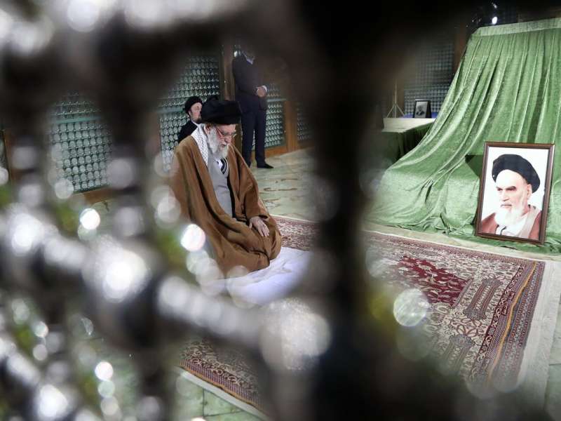 حضور رهبر انقلاب اسلامی در حرم مطهر حضرت امام خمینی (ره)