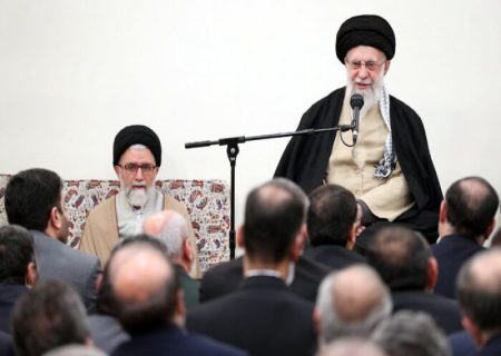 تنها راه حل مشکلات، پایبندی به مبانی انقلاب است