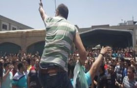 جمعی از بازاریان تهران به خاطر افزایش قیمت دلار مغازه خودشان را بستند