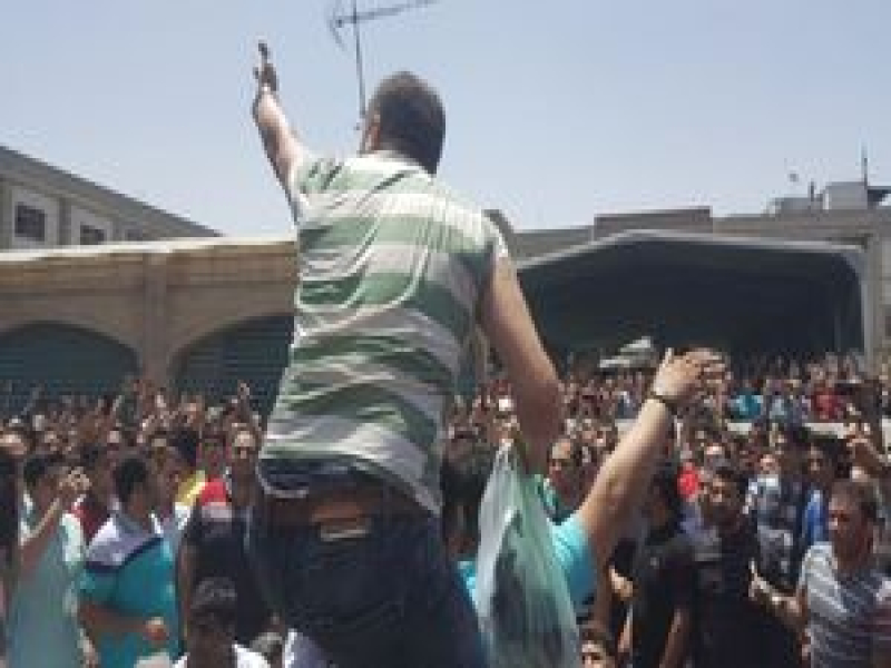 جمعی از بازاریان تهران به خاطر افزایش قیمت دلار مغازه خودشان را بستند