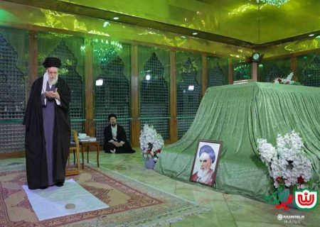 حضور امام خامنه‌ای در مرقد بنیانگذار انقلاب اسلامی