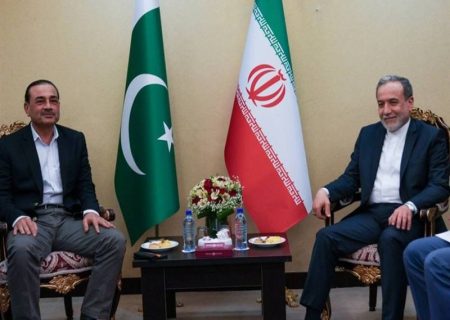 دیدار و گفتگوی فرمانده ارتش پاکستان با عراقچی در تهران