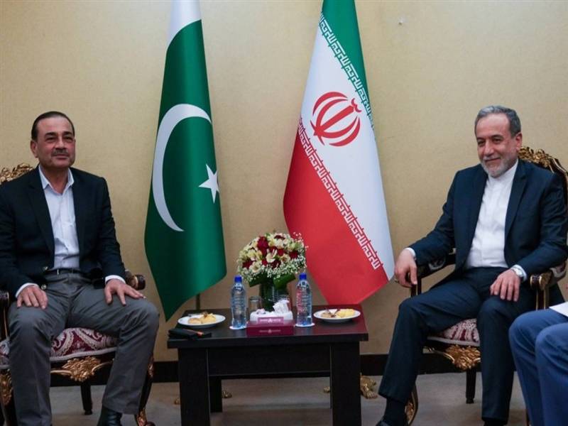 دیدار و گفتگوی فرمانده ارتش پاکستان با عراقچی در تهران