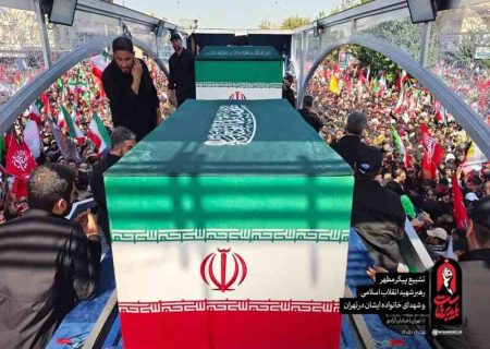 پیکر مطهر رهبر شهید به خاک سپرده شد
